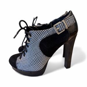 Gianna Bini platform heel booties featuring a black and white plaid print Sz 6.5